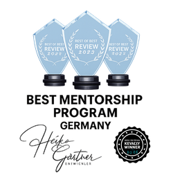 Drei Auszeichnungen für das beste Mentorship-Programm in Deutschland 2023, dargestellt durch stilisierte Pokale mit der Aufschrift 'BEST OF BEST REVIEW 2023'.